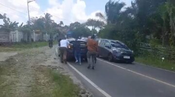 4 Personil Propam Polrestabes Dorong Mobil Mogok di Jalur Lintas Medan – Tanah Karo, Iptu Inza Kaban : Polri Selalu Melayani Masyarakat
