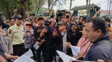 Aksi Demo di DPRD Sumut Tuntut ‘Nina Wati’ Agar Kembalikan Uang Hasil Penipuan Masuk TNI AD RINDAM