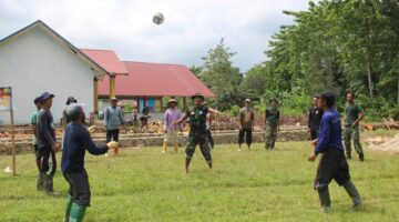 Jalin Keakraban, Anggota Satgas TMMD 123 Kodim 1416/Muna Olah Raga Volleyball Bersama Usai Kegiatan Fisik