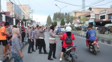 Kapolres Tanah Karo, Lanjutkan Berbagi, Bagikan Takjil di Depan Mapolres