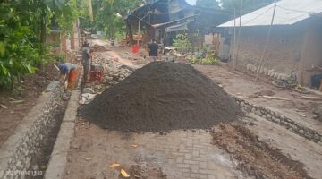 Pekerjaan Drainase Tampa Papan Proyek dan K3 di Kelurahan Sombala Bella Takalar