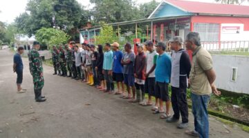 Danramil 1426-04/Galesong Pimpin Kerja Bakti Bersama Warga Bersihkan Saluran Air