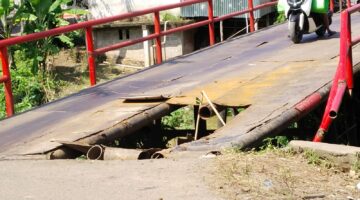 Jembatan Plat Besi Ketapang 2 Jebol, Warga Ogan Ilir Terisolasi, Pemerintah Dinilai Lamban Bertindak