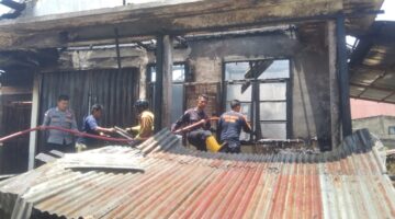 Quick Respon Brimob Polda Aceh, Padamkan Kebakaran Rumah Di Desa Penampaan, Gayo Lues