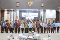 FOTO BERSAMA-Kepala Kantor Wilayah BPN Provinsi Kepulauan Riau, Nurus Sholichin foto bersama Kepala Kejaksaan Tinggi Kepulauan Riau, J. Devy Sudarso, Kepala Kantor Wilayah Kementerian Agama Provinsi Kepulauan Riau, Dr. H. Zoztafia dan Pejabat Kabupaten / Kota. (Foto Doc. BPN Kepri).