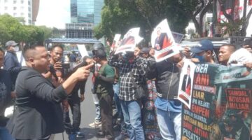 Tuntut Evaluasi Kinerja, Aliansi Mahasiswa Geruduk Kantor Bank Jatim dan Gedung Negara Grahadi