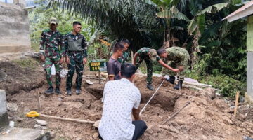 Satgas TMMD Ke-130 dan Warga Membuat Sumur Bor untuk Masyarakat Desa Kampung Pepelah dan Kampung Gajah